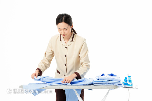專業家政服務 女性家政員熨燙衣服與保潔服務的全方位解析